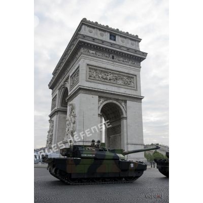 Coulisses du défilé motorisé : le char Leclerc "colonel Rouvillois" du 12e RC (régiment de cuirassiers)  devant l'Arc de Triomphe lors de la cérémonie du 14 juillet 2011.