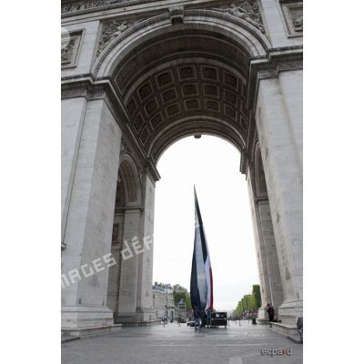 Coulisses : montée du drapeau français sous l'Arc de Triomphe lors de la cérémonie du 14 juillet 2011.