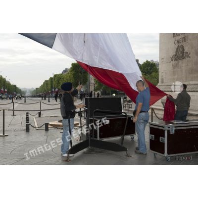 Coulisses : montée du drapeau français sous l'Arc de Triomphe lors de la cérémonie du 14 juillet 2011.