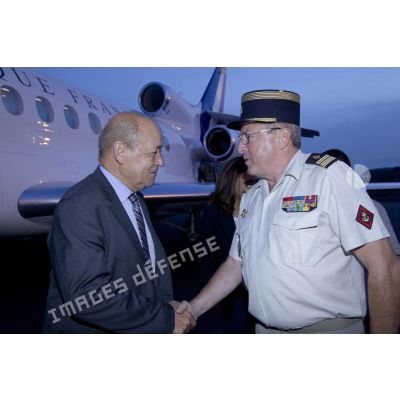 Le ministre de la Défense Jean-Yves Le Drian est accueilli par le colonel Jean-Paul Battesti à son arrivée à Bamako, au Mali.
