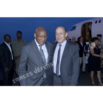 Le ministre de la Défense Jean-Yves Le Drian est accueilli par son homologue malien Soumeylou Boubeye Maïga à son arrivée à Bamako.