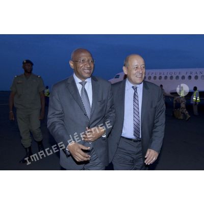 Le ministre de la Défense Jean-Yves Le Drian est accueilli par son homologue malien Soumeylou Boubeye Maïga à son arrivée à Bamako.