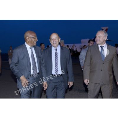 Le ministre de la Défense Jean-Yves Le Drian est accueilli par son homologue malien Soumeylou Boubeye Maïga aux côtés de l'ambassadeur de France Gilles Huberson à son arrivée à Bamako.