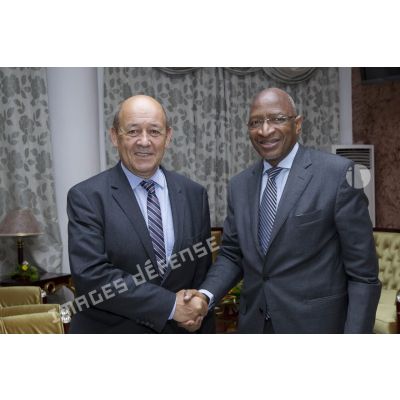 Le ministre de la Défense Jean-Yves Le Drian pose aux côtés de son homologue malien Soumeylou Boubeye Maïga à Bamako.