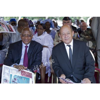 Le ministre de la Défense Jean-Yves Le Drian lit le journal Le Clairon aux côtés du ministre malien Soumeylou Boubeye Maïga lors d'une cérémonie au camp du 34e bataillon du Génie militaire à Bamako