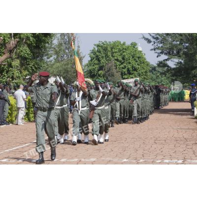 Défilé de soldats maliens au camp du 34e bataillon du Génie militaire à Bamako, au Mali.