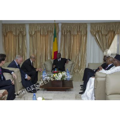 Le ministre de la Défense Jean-Yves Le Drian s'entretient avec le président malien Ibrahim Boubacar Keïta à Bamako, au Mali.