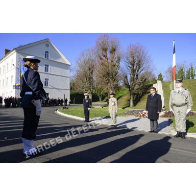 Ligne des autorités lors de la cérémonie de la Sainte-Véronique sur la place d'armes du fort d'Ivry.