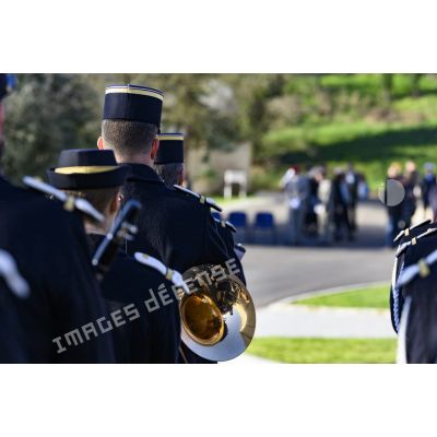 Musiciens de la Musique de la gendarmerie mobile, lors de la cérémonie de la Sainte-Véronique sur la place d'armes du fort d'Ivry.
