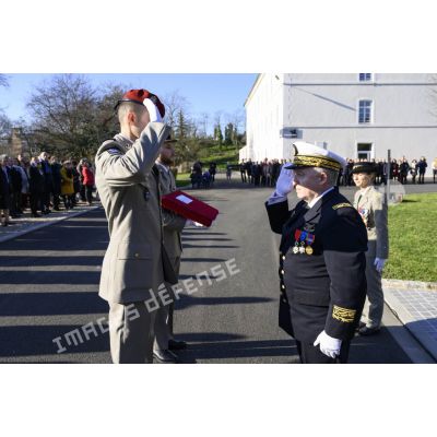 Le contrôleur général des armées Christophe Jacquot, directeur de l'ECPAD, remet la médaille de la Défense nationale au capitaine Maxime lors de la cérémonie de la Sainte-Véronique sur la place d'armes du fort d'Ivry.