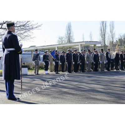 Rassemblement du personnel civil et militaire de l'ECPAD lors de la cérémonie de la Sainte-Véronique sur la place d'armes du fort d'Ivry.