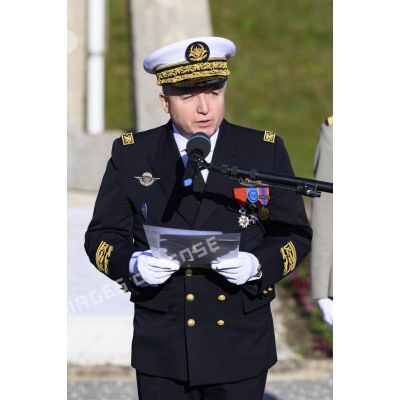 Le controleur général des armées Christophe Jacquot, directeur de l'ECPAD, lit l'ordre du jour lors de la cérémonie de la Sainte-Véronique sur la place d'armes du fort d'Ivry.