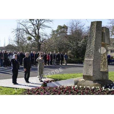 Hommage aux soldats de l'image par le général Christophe Jacquot, directeur de l'ECPAD, accompagné de M. Serge Bromberg au monument aux morts lors de la Sainte-Véronique 2020 au fort d'Ivry..