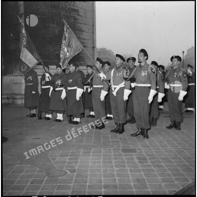 Le Bataillon de Corée lors d'une cérémonie à l'arc de triomphe de l'Etoile.