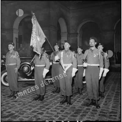 Le fanion du 1er Bataillon Français des Nations Unies et sa garde lors d'une prise d'armes dans la cour d'honneur de l'Hôtel national des Invalides.