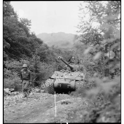Vue sur l'un des chars Sherman M4 de la 2e DI US (2e division d'infanterie américaine) dans le secteur de Kumhwa.