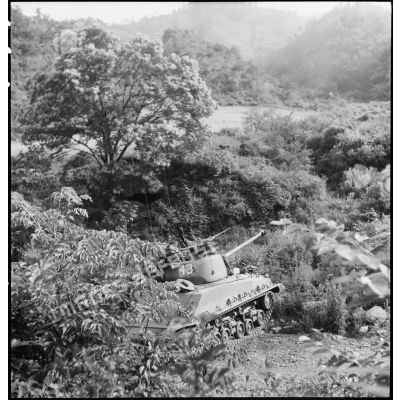 Vue sur l'un des chars Sherman M4 de la 2e DI US (2e division d'infanterie américaine) dans le secteur de Kumhwa.