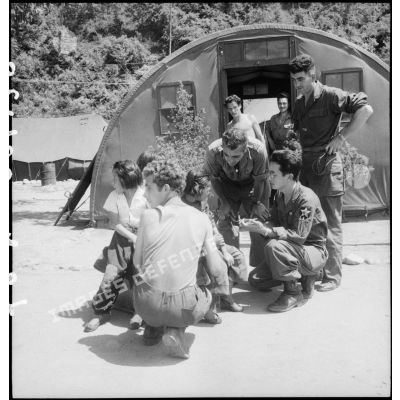 Soins médicaux au camp de base de Kapyong.