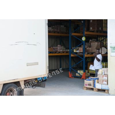 Un fournisseur local charge des palettes de produits alimentaires à bord d'un camion depuis son entrepôt de Cayenne, en Guyane française.