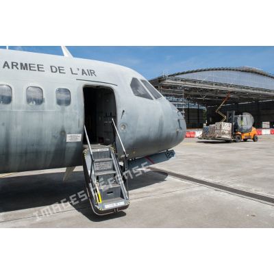 Chargement de fret à bord d'un avion Casa Cn-235 sur la base aérienne (BA) 367 Capitaine François Massé à Cayenne, en Guyane française.