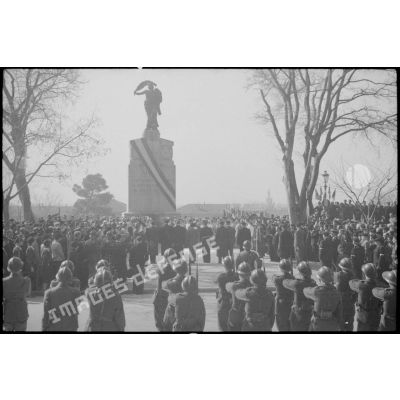 Une gerbe de fleurs est déposée au pied du monument aux morts d'Arles lors d'une cérémonie de remise d'emblèmes.