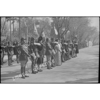 Les marraines et les porte-fanions des compagnies du 3e bataillon du 21e RIC.