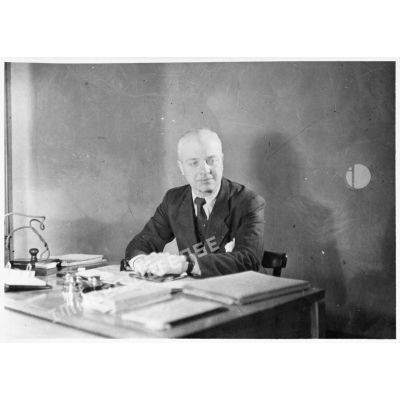 Portrait de l'ingénieur principal Jean Blech du service cinématographique de l'armée (SCA).