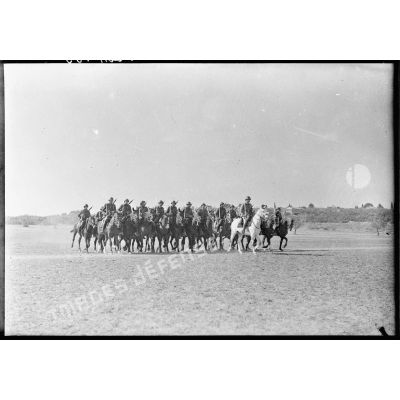 Un peloton à cheval du 7e régiment de chasseurs à cheval (RCC) avance en ordre de bataille.