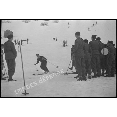 Des permissionnaires du centre d'hébergement pour militaires permissionnaires de Saint-Pierre-de-Chartreuse prennent une leçon de ski auprès d'un moniteur.