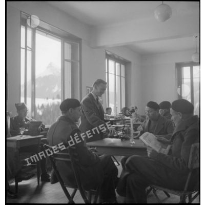 Des permissionnaires se détendent au foyer du centre d'hébergement pour militaires permissionnaires de Saint-Pierre-de-Chartreuse.