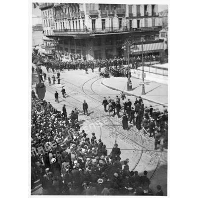 Arrivée du général d'armée Charles Huntziger devant l'opéra de Marseille.