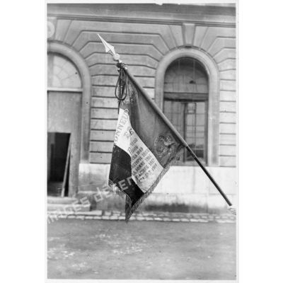 Présentation du drapeau du 43e RIA.