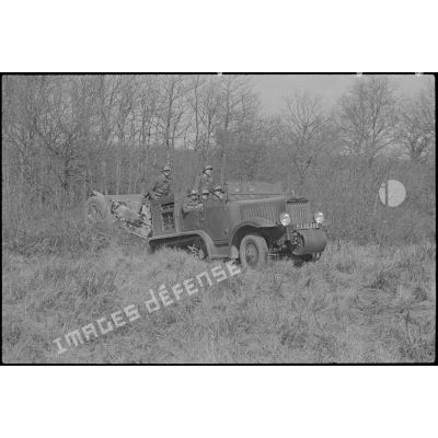 Départ en exercice d'un tracteur d'artillerie du 24e RA.
