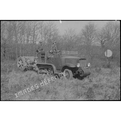 Départ en exercice d'un tracteur d'artillerie du 24e RA.