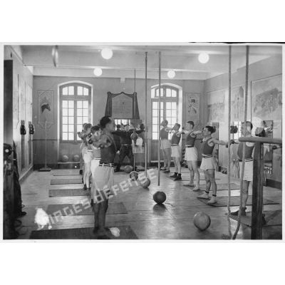 La salle de "culture physique" de l'école militaire de la cavalerie, du train et de la garde de Saumur, repliée à Tarbes.