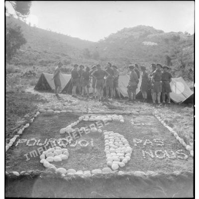 Insigne de la 5e compagnie du 43e RIA de Marseille dans un campement de l'unité près de La Redonne.