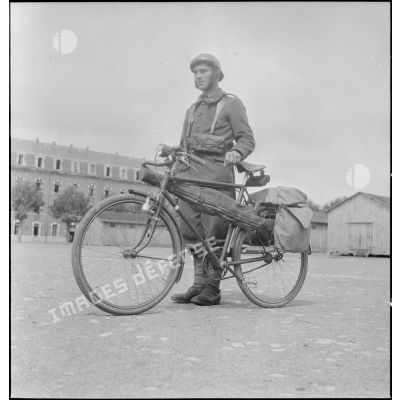 Présentation de vélos transportant armement et équipement individuel.