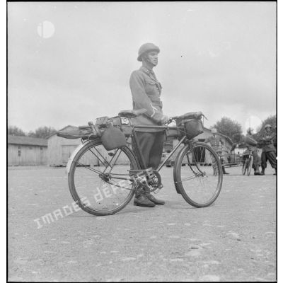 Présentation d'un vélo transportant un équipement individuel.