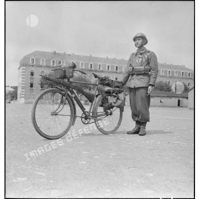 Dragon du 2e RD à la présentation de vélos transportant armement et équipement individuel.