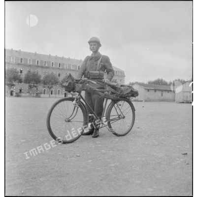 Présentation de vélos transportant armement et équipement individuel.