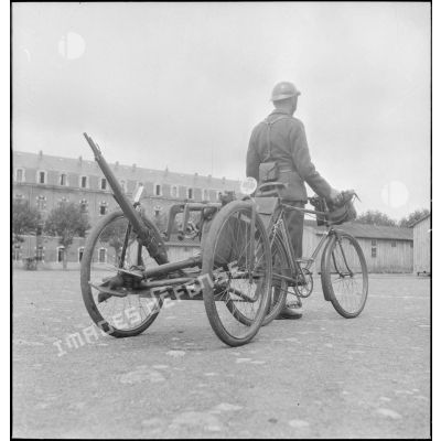 Présentation de vélos avec remorque transportant un fusil MAS 36 et la plaque de base d'un mortier léger.