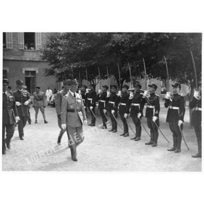 Le général Huntziger quitte l'hôpital complémentaire d'armée de Montolivet à Marseille.