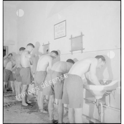 Toilette à l'issue d'une séance d'éducation physique à l'école d'artillerie de Nîmes.
