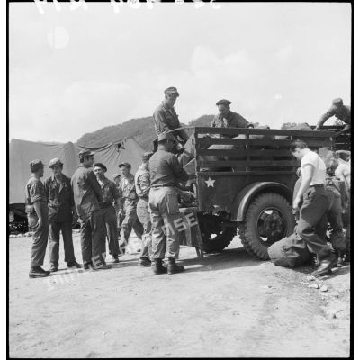 Le départ d'un détachement de renfort du Bataillon français de l'ONU en Corée.