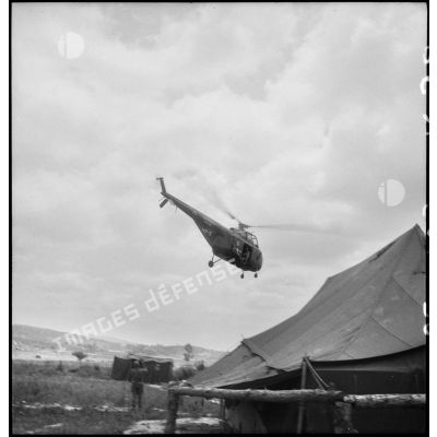 Un hélicoptère Sikorsky S-55 survole Pan Mun Jom.