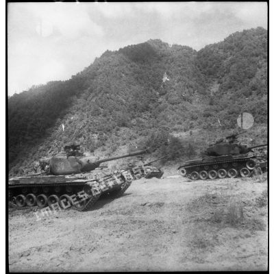 Des chars de la 2e DI US (2e division d'infanterie américaine) oeuvrant au profit du Bataillon français de l'ONU en Corée.