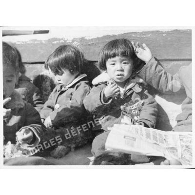Enfants coréens dans une rue de Séoul.