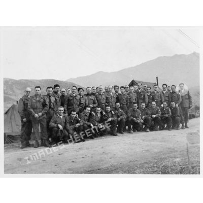 Un groupe de volontaires du Bataillon français de l'ONU avant leur départ de Corée.