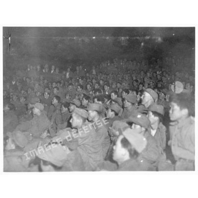 Les volontaires du Bataillon français de l'ONU lors d'une représentation du théâtre aux armées en Corée.