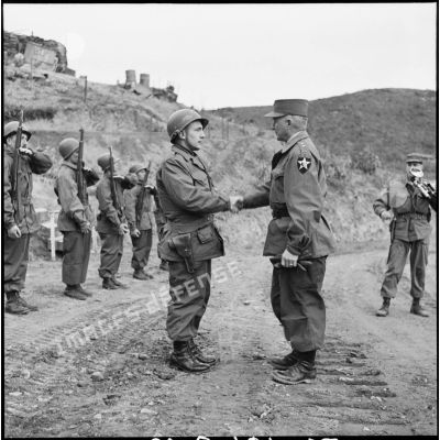 La visite du général américain Fry au Bataillon français de l'ONU en Corée.